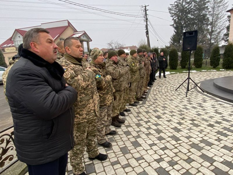 І помолилися, і сім'ї воїнів відвідали: у Городенці відзначили День Збройних Сил України