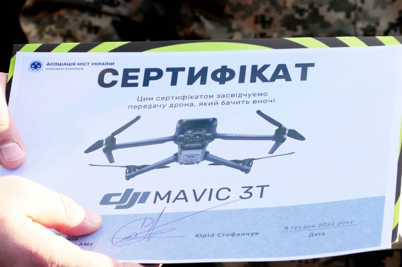 Нехай літає легко і ефективно: на Прикарпатті голови громад купили дрон для ЗСУ (ФОТО)