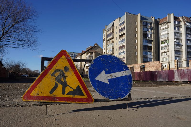 Стають рівнішими: у Коломиї ремонтують дорогу на двох вулицях (ФОТО)