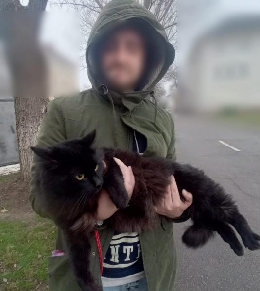 Не міг залишити: біля кордону з Молдовою затримали чоловіка з чорним котом (ФОТО)
