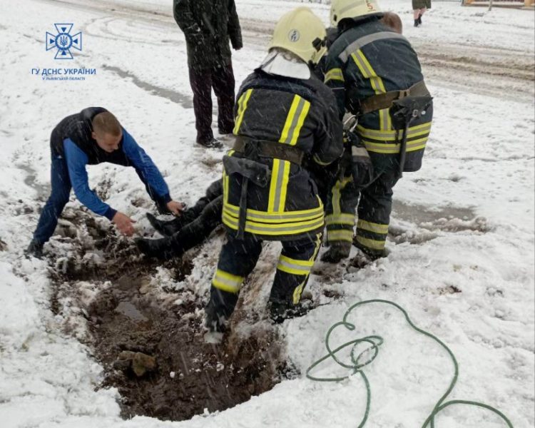 Перехожі почули стогін: на Львівщині чоловік застряг У 3-метровій трубі (ФОТО)