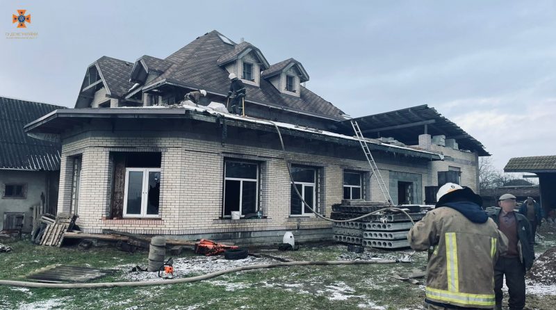 У селі на Калущині сталася пожежа: вогнеборці її оперативно загасили (ФОТО)