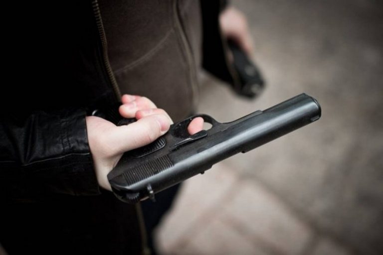 У столичному укритті під час нічної атаки чоловік спробував вкоротити собі віку 1 У Калуші зловмисник восени забіг в автобус, витягнув пістолет і вкрав сумку в пасажира
