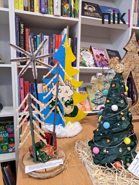 В Івано-Франківській обласній дитячій бібліотеці можна купити ялинки з дроту та макаронів (ФОТО) 2 320377067 1086109948724950 1246929046829399212 n scaled