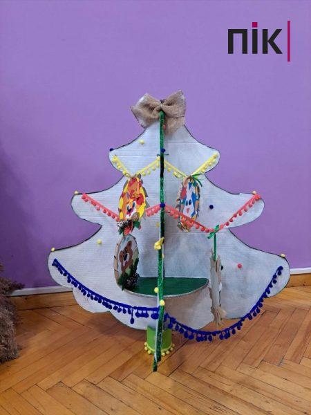 В Івано-Франківській обласній дитячій бібліотеці можна купити ялинки з дроту та макаронів (ФОТО) 5 320694173 3232118517100596 3246613801455325701 n scaled