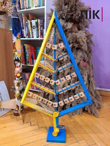 В Івано-Франківській обласній дитячій бібліотеці можна купити ялинки з дроту та макаронів (ФОТО) 7 320903970 1214385645818976 6090537570122734898 n scaled