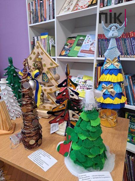 В Івано-Франківській обласній дитячій бібліотеці можна купити ялинки з дроту та макаронів (ФОТО) 10 321074802 692993465605058 6402437494085761281 n scaled