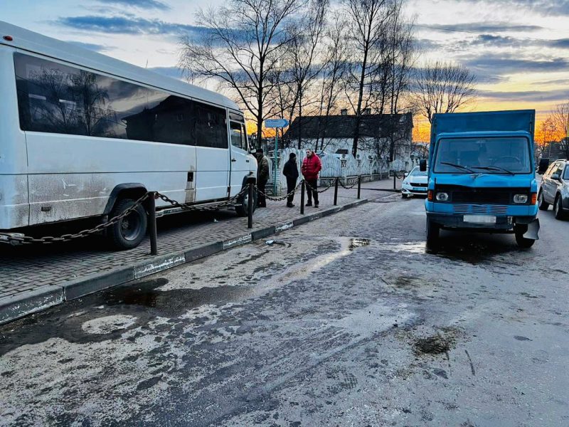 Смертельна аварія у Надвірній: водій маршрутки "врізався" у припаркований Volkswagen (ФОТО)