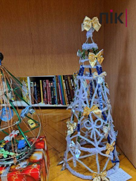 В Івано-Франківській обласній дитячій бібліотеці можна купити ялинки з дроту та макаронів (ФОТО) 12 321429150 1287965115114467 9153001423945091161 n scaled
