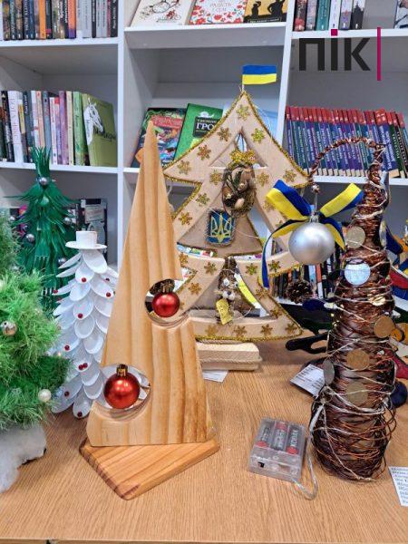 В Івано-Франківській обласній дитячій бібліотеці можна купити ялинки з дроту та макаронів (ФОТО) 13 321611927 558522185797224 4025504671485226209 n scaled