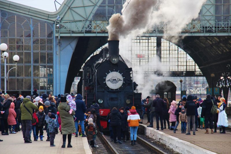 Сюрприз до зимових свят: у Львові курсуватиме казковий ретро-поїзд (ФОТО)