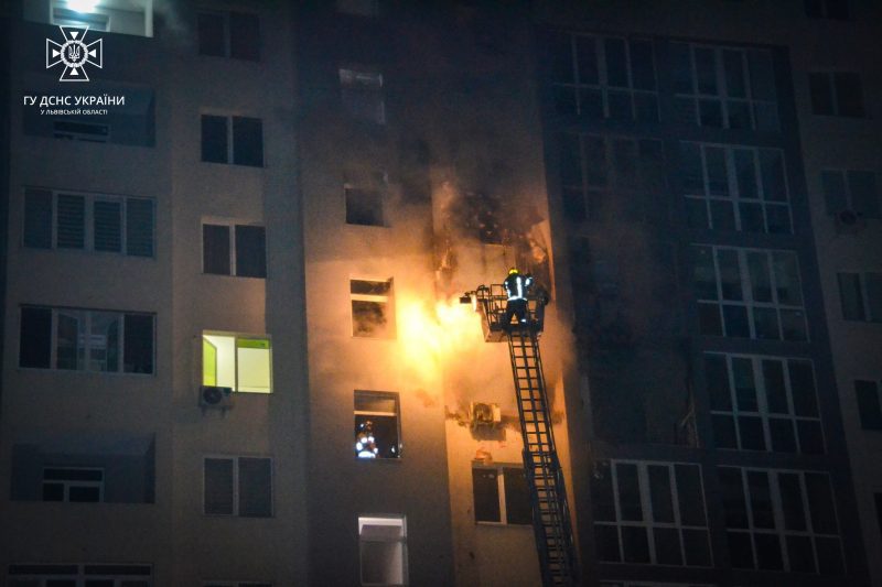 Пожежа у Львові: згоріла квартира, власник помешкання отримав опіки обох рук (ФОТО)