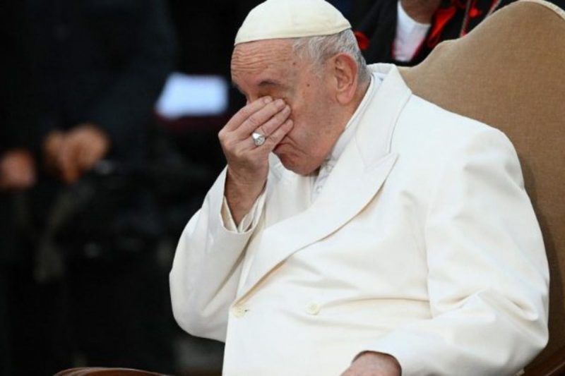 Згадав про страждання українців: Папа Францинск заплакав під час молитви