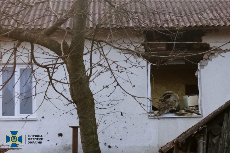 Щоб люди різдвяні свята зустріли вдома: на Тлумаччині благодійники відреставрують будинок, в який влучила ракета