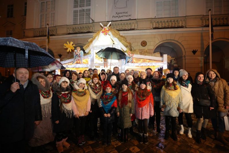Ставлять вже 8 років поспіль: у центрі Львова встановили Різдвяну шопку (ФОТО)