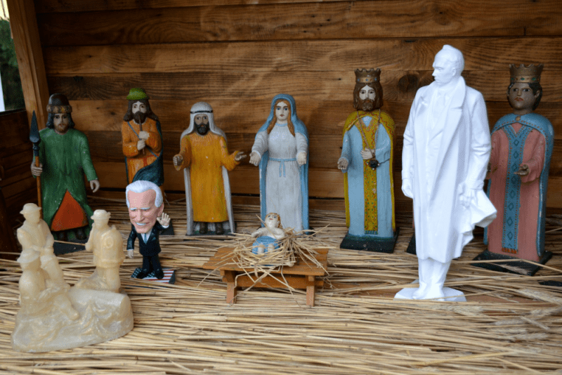 З фігурками Байдена та Бандери: на Львівщині встановили нетрадиційну Різдвяну шопку (ФОТО)