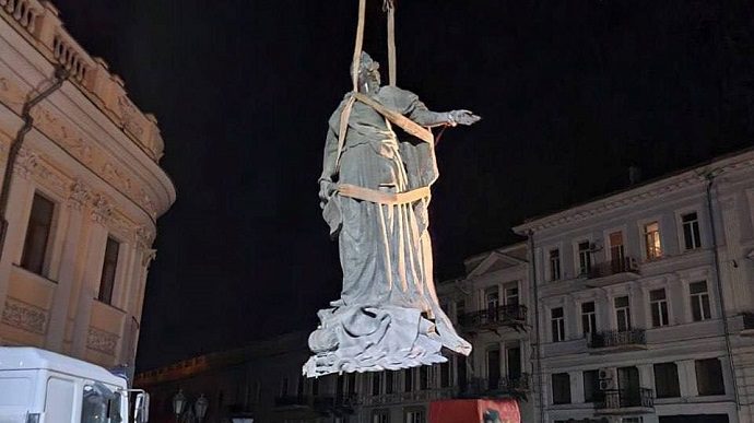 Історична подія: в Одесі демонтували пам'ятники Суворова та Катерини ІІ (ФОТО)