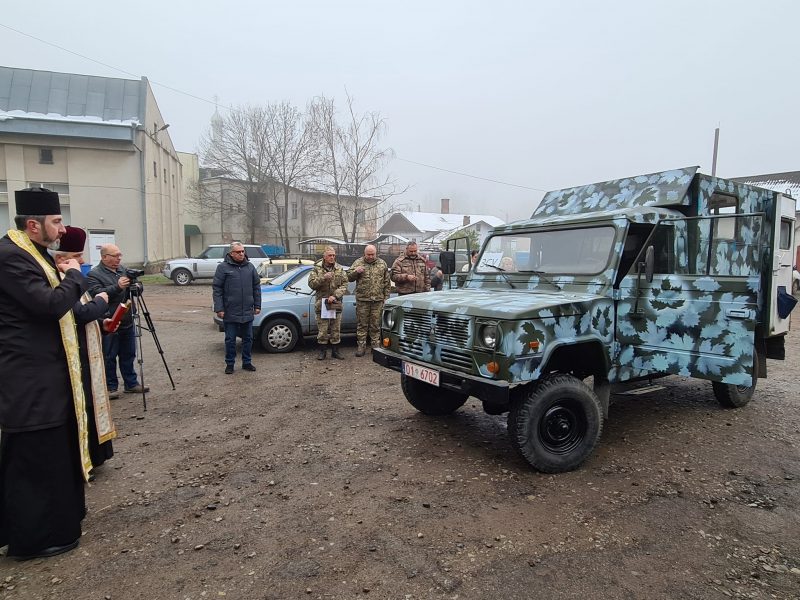 Освятили і відправили на фронт: працівники Снятинської міськради придбали авто для ЗСУ (ФОТО)