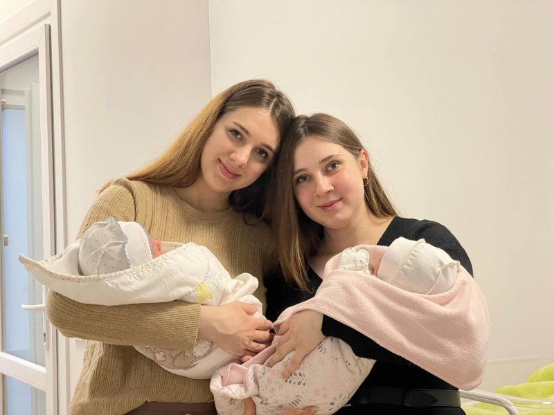 Родинні пологи: у Львові на різдвяні свята рідні сестри одночасно народили дітей