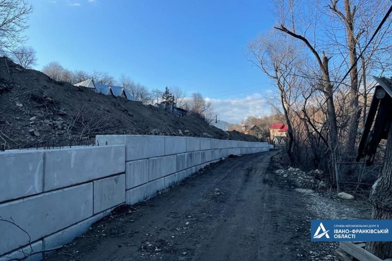 На Прикарпатті гірські дороги захищають підпірними стінками: для чого (ФОТО)