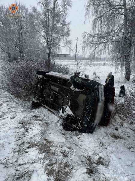 На Надвірнянщині автомобіль з'їхав у кювет: рятувальник, що проходив повз допоміг переляканій водій