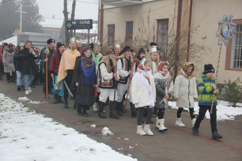 У Болехові перед різдвяною шопкою колядували кращі колективи міста та сіл громади (ФОТО)