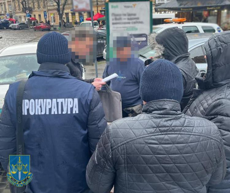 Обіцяв уникнути мобілізації для брата: у Львові поліцейський вимагав 3, 5 тисячі доларів у жінки