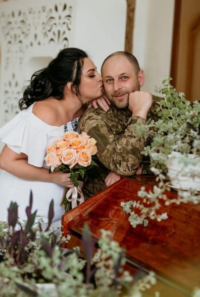 Познайомилися у лікарні: у Калуші військовий одружився з медсестрою (ФОТО)