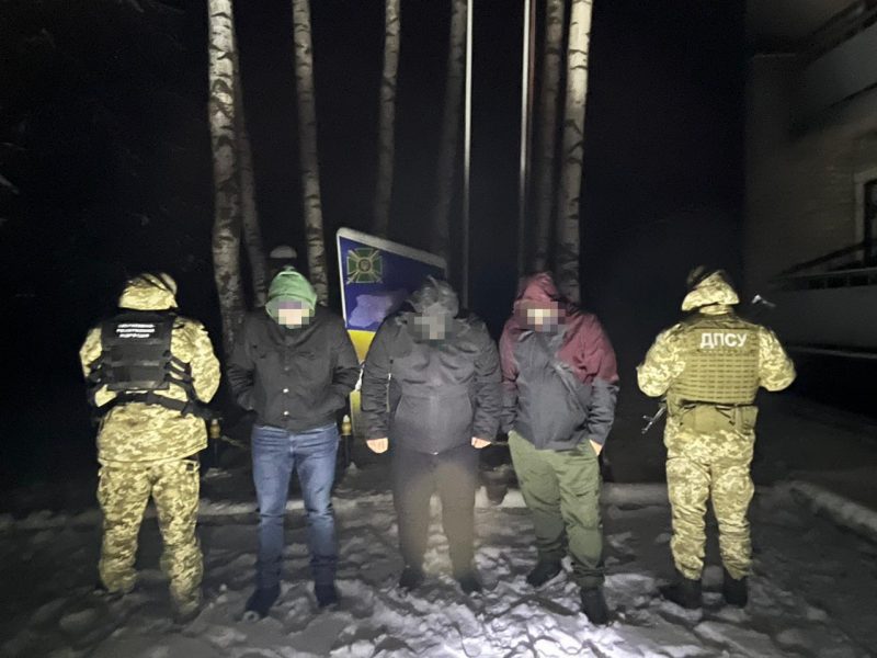 Їхали до Румунії: на Буковині прикордонники затримали трьох мешканців Прикарпаття (ФОТО)