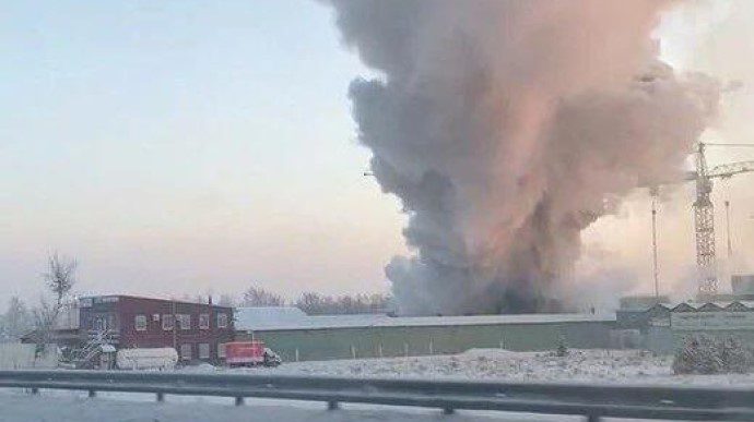 Пожежу ще не загасили: у рідному місті путіна загорівся білоруський завод (ФОТО)