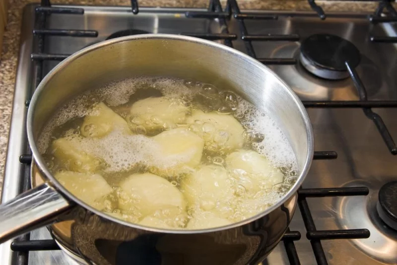 Як можна використовувати воду від вареної картоплі: корисні поради