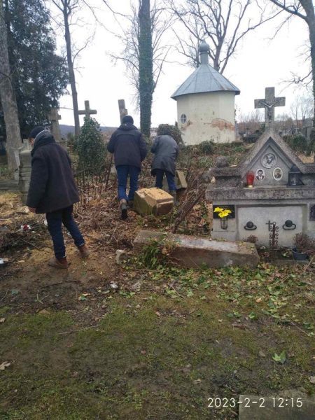 У Болехові на кладовище впало дерево: комунальники прибирають територію (ФОТО)