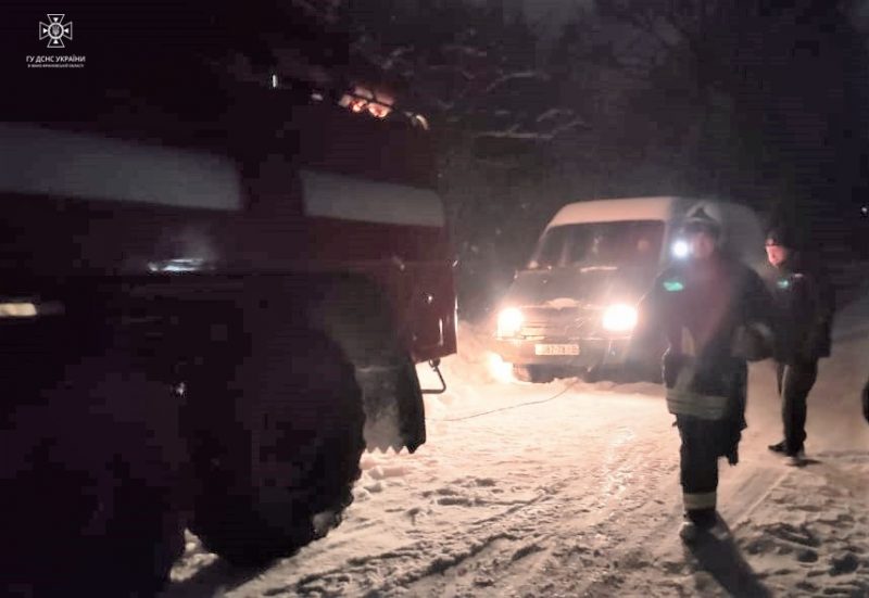 На Коломийщині через погоду два автомобілі з'їхали в кювет: допомагали рятувальники (ФОТО)