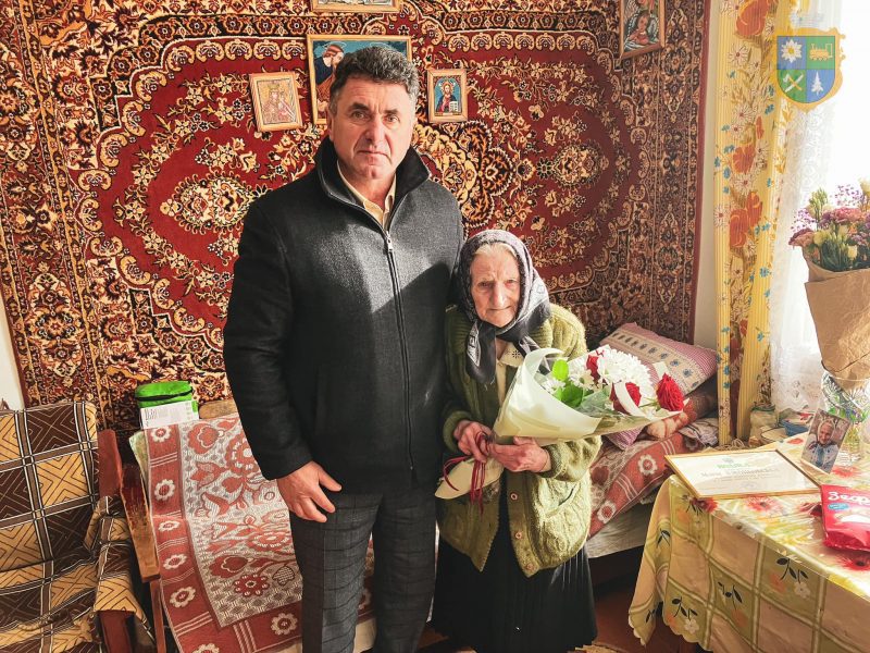 Щоденно плете сітки для захисників: жителька Долинщини відзначила 100-річний ювілей