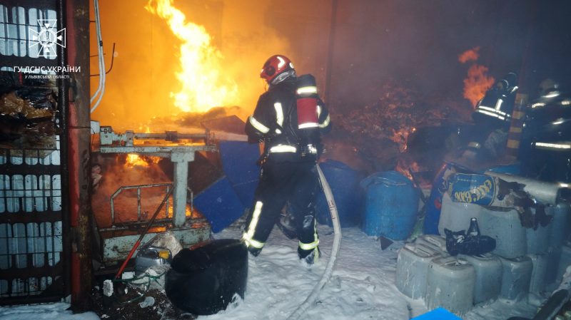 На Львівщині сталася масштабна пожежа на виробництві: гасили 61 рятувальник (ФОТО)