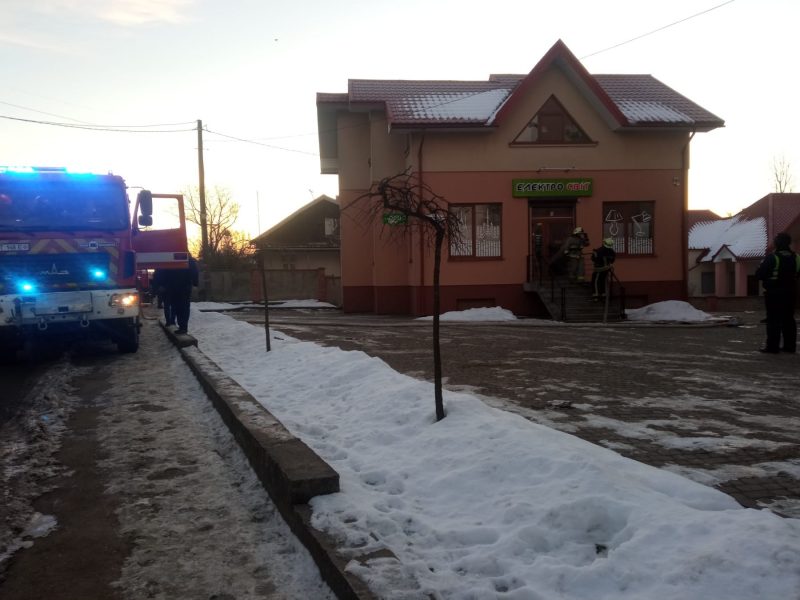 У Коломиї на світанку охоронці запобігли масштабній пожежі в магазині (ФОТО)
