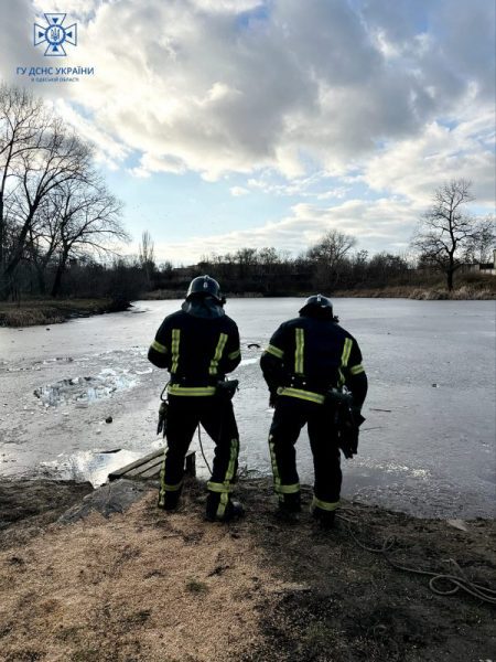 В Одесі чоловік привалився під кригу, коли рятував свого собаку (ФОТО)