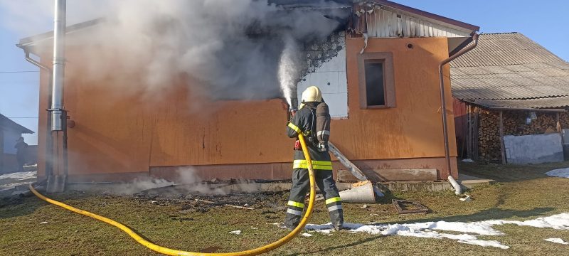 На Косівщині на Стрітення в найкоротші терміни загасили пожежу в житловому будинку (ФОТО)