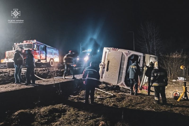 Аварія на Тернопільщині: перекинувся автобус з 39 пасажирами, є загиблі (ФОТО)