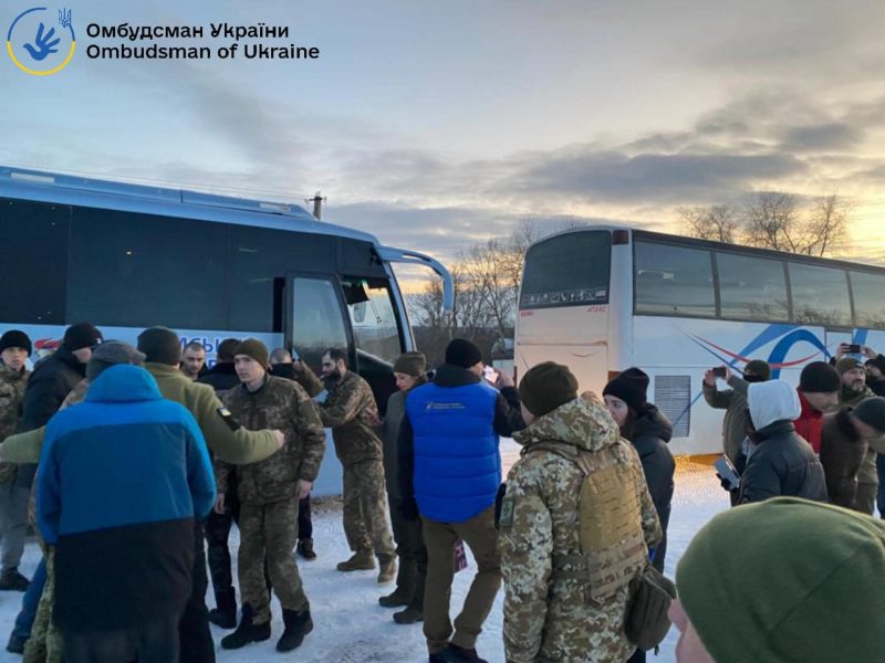 З російського полону повернулися до України ще 100 захисників (ВІДЕО)