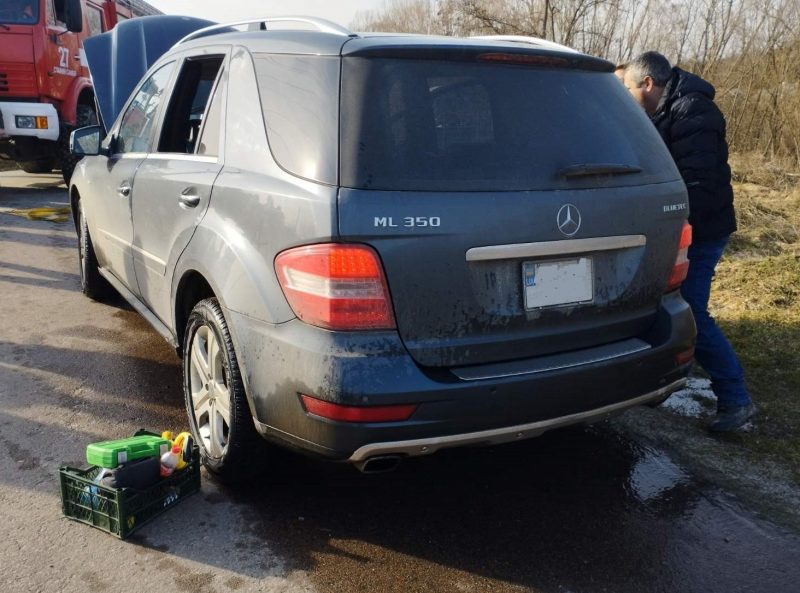 На Львівщині водій хотів перетнути річку на машині, але не врахував рівень води (ФОТО)