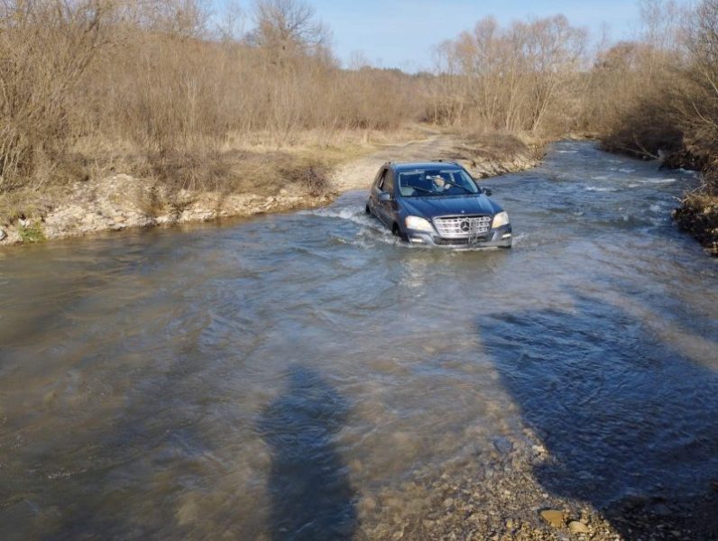 На Львівщині водій хотів перетнути річку на машині, але не врахував рівень води (ФОТО)