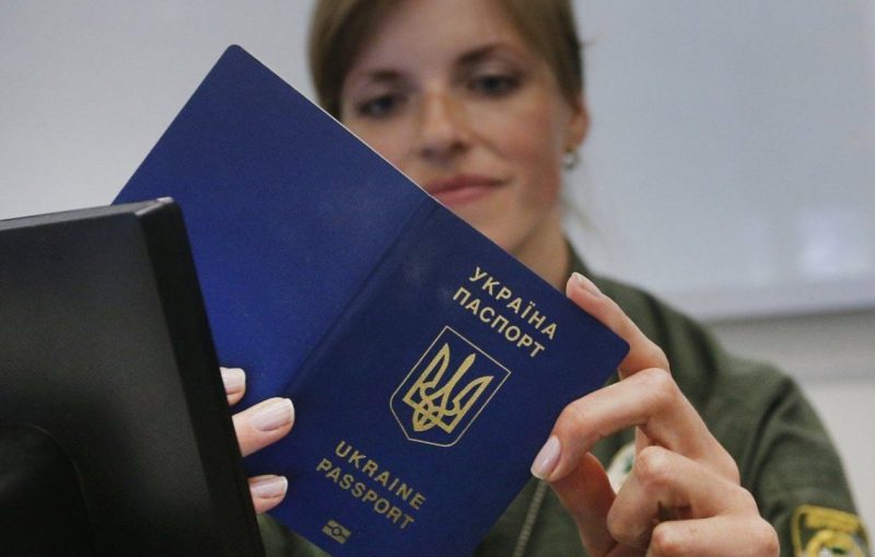 Прикарпатцям повідомили, які закордонні паспорти будуть автоматично визнавати недійсними