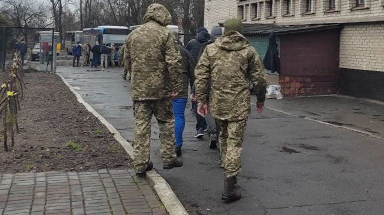На Франківщині військовозобов'язаний поранив працівників ТЦК та втік 7 На Франківщині військовозобов'язаний поранив працівників ТЦК та втік