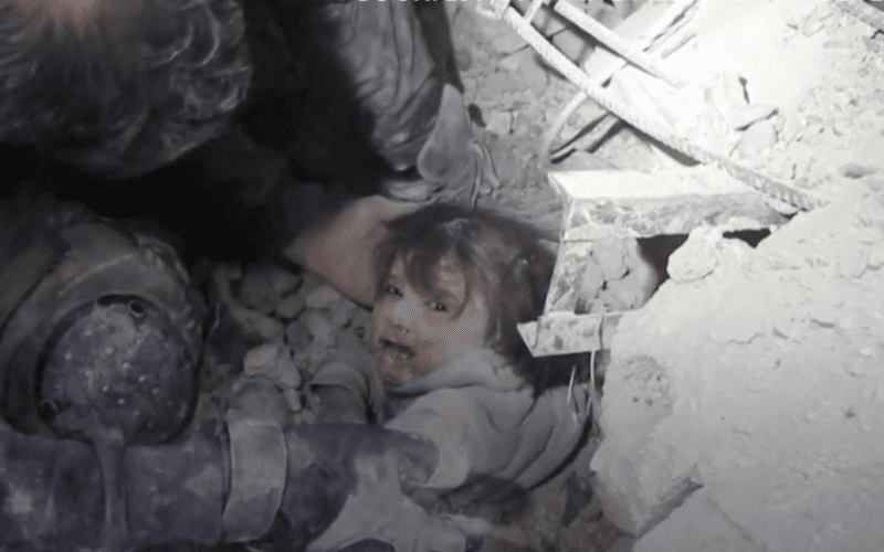 Землетрус у Сирії: з-під завалів будинку дістали маленьку дівчинку, яка провела там 12 годин