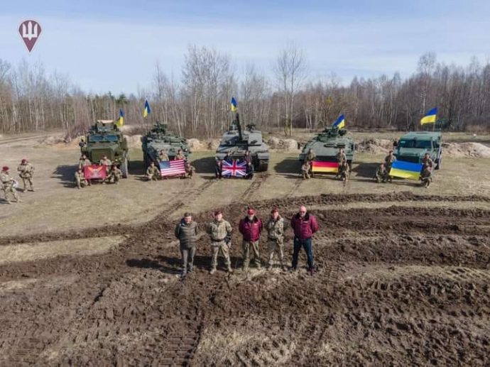Перші танки Challenger вже в Україні: міністр оборони "обкатав" техніку (ФОТО)