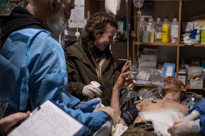 Я жонатий: важкопоранений воїн під Бахмутом підняв настрій медикам (ФОТО)