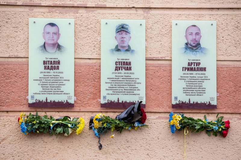 Випускники одного ліцею: у Франківську вшанували пам'ять трьох захисників України (ВІДЕО)