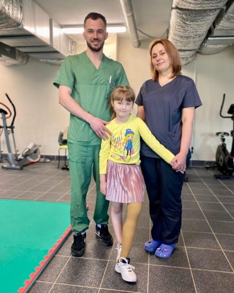 В Україні встановили протез першій дитині - 6-річній дівчинці з Херсонщини (ФОТО)