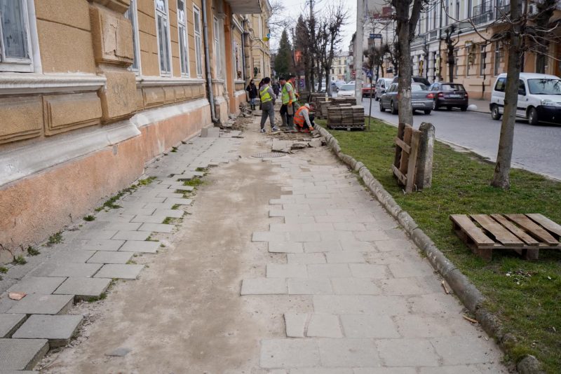У Коломиї роблять рівні тротуари на вулиці, якою ходить мер (ФОТО)